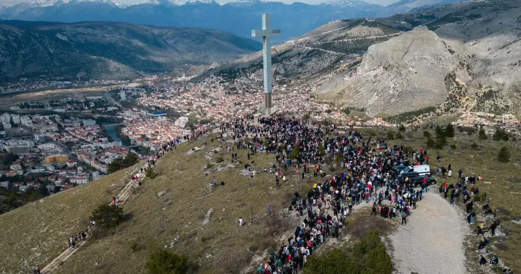 „Srušit ću te oba mi oka crna“: Uhapšena osoba koja je prijetila da će srušiti križ na Humu
