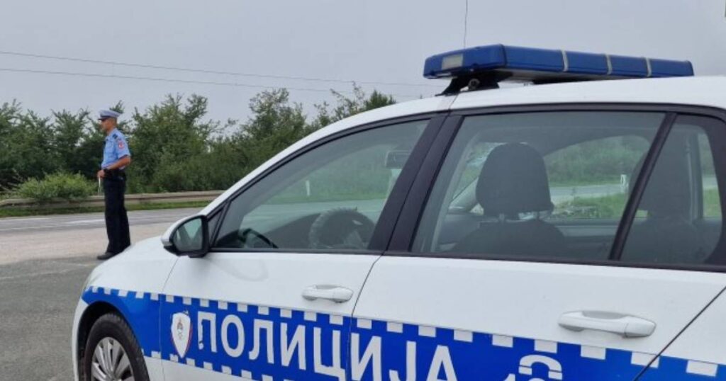 Ukrao 300 KM u apoteci, pa sa djevojkom pokušao pobjeći taksijem