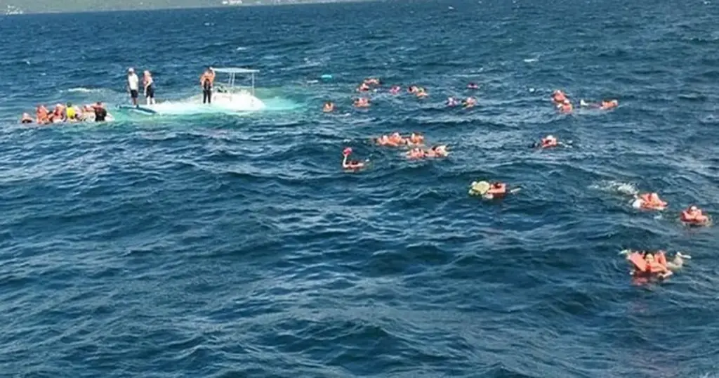 Putovanje iz noćne more: Desetine turista plutalo u moru nakon što im je potonuo kruzer