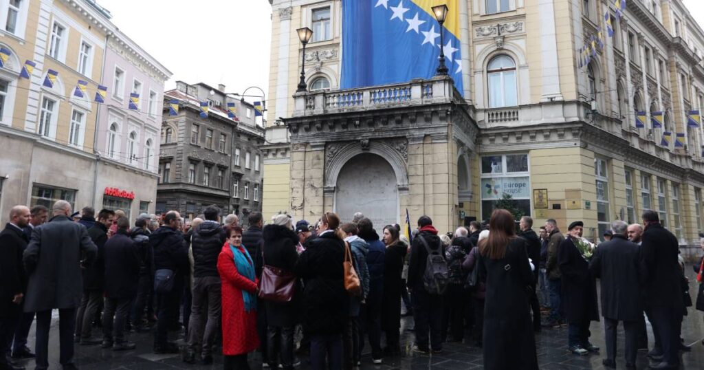 Polaganjem cvijeća kod Vječne vatre brojne delegacije obilježile Dan državnosti BiH