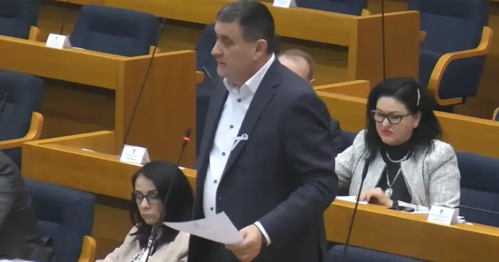Đajića na sjednici NSRS-a “isprovocirali” radi snimka s kesom droge: “Sramota je šta rade”