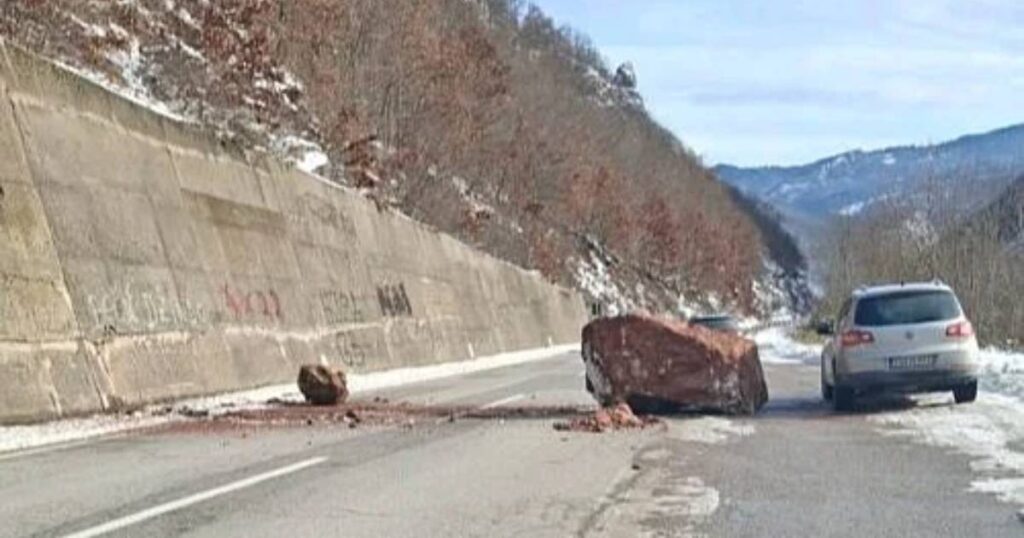 Senzacionalno: Stijena teška nekoliko tona pala na put, vozači u strahu!